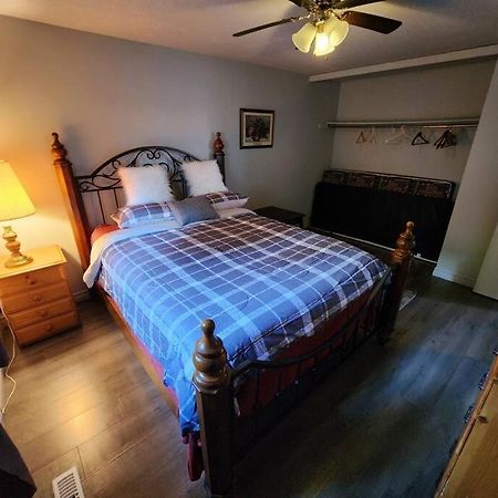 Entire 3 Bedroom House In Elliot Lake Buitenkant foto