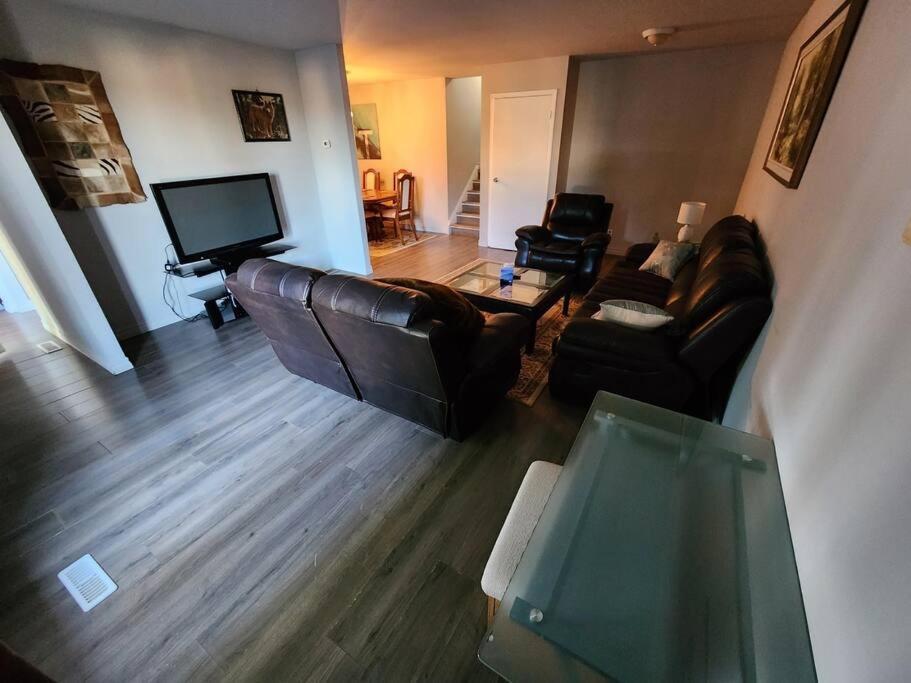 Entire 3 Bedroom House In Elliot Lake Buitenkant foto