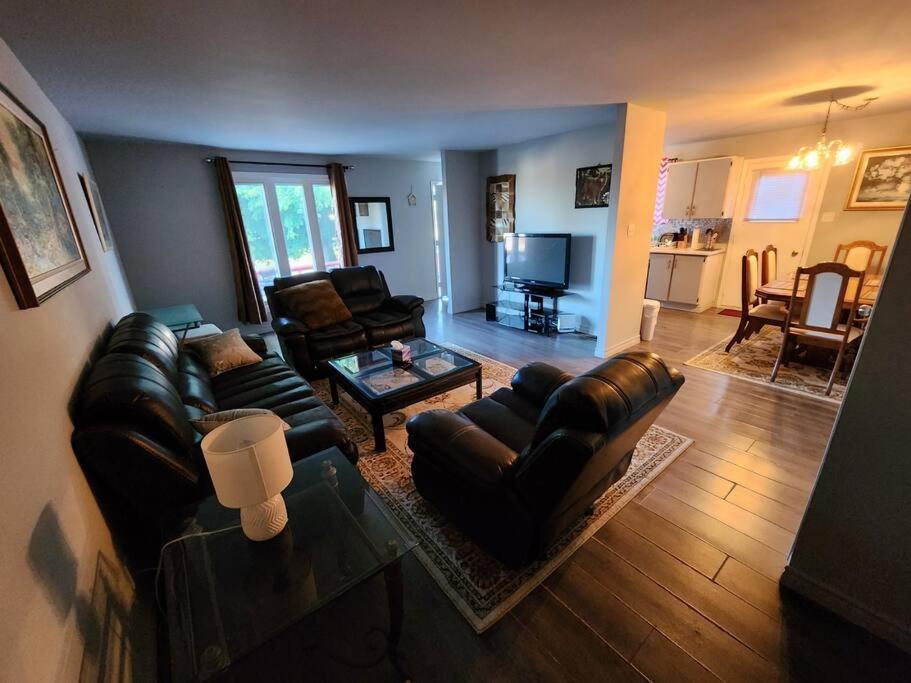 Entire 3 Bedroom House In Elliot Lake Buitenkant foto